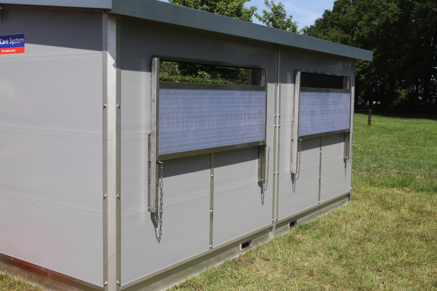 Vue latérale de l'enclos mobile Mobile Calf Care System